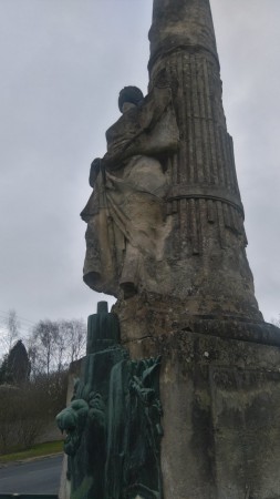 La Femme et la colonne sont extrêmement endommagés (façade EST)